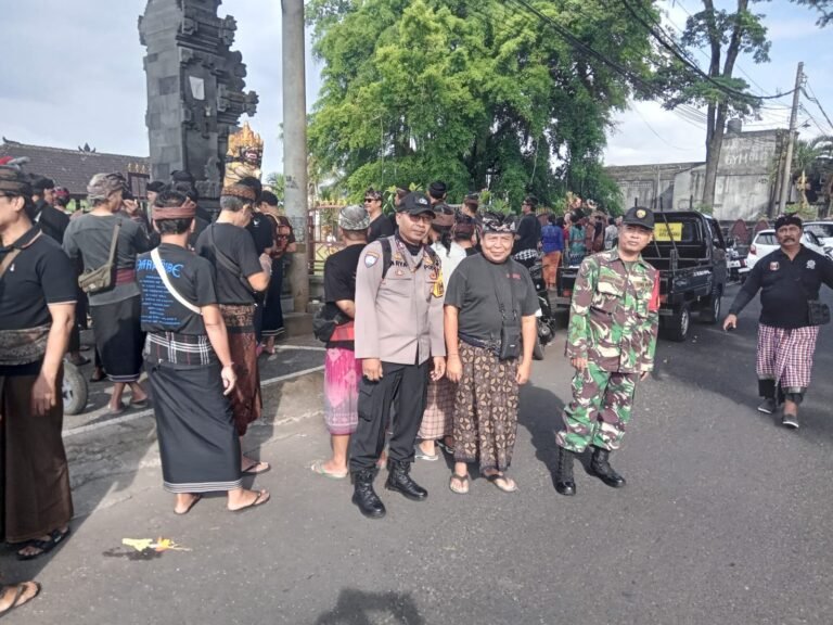 Kolaborasi Babinsa, Bhabinkamtibmas, dan Pecalang Adat Dalam Pengamanan Upacara Ngaben