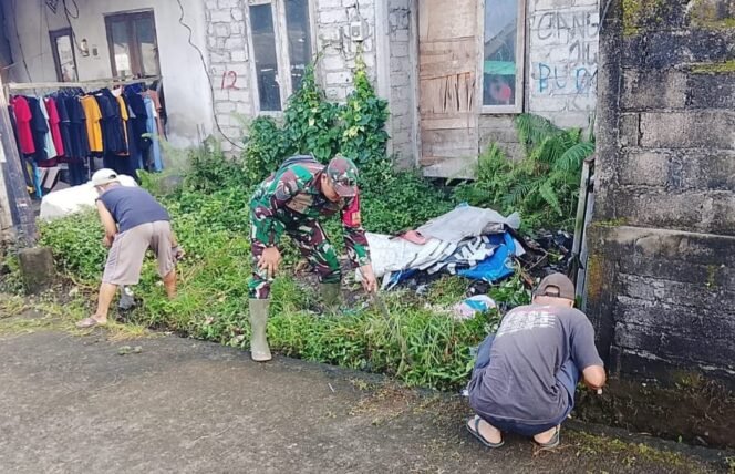 
Jalin Kerjasama Yang Baik, Babinsa Bersama Warga Laksanakan Gotong Royong Bersihkan Lingkungan