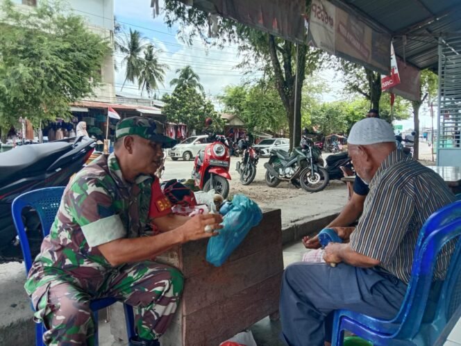 
					Babinsa Koramil 06/Teunom Jalin Komunikasi Sosial dengan Pengrajin Sandal di Desa Kude