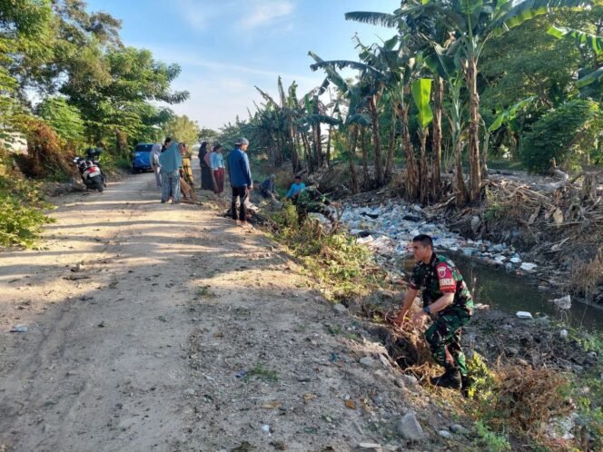
					Personel Koramil 1420-03/Maritengngae Bersama Warga Bersihkan Saluran Air