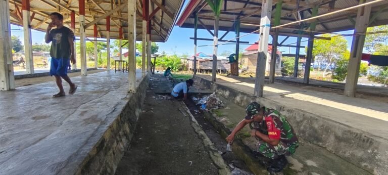 Jaga Kebersihan Pasar , Babinsa Kodim 1429/Butur Ajak Masyarakat Kerja Bakti Membersihkan Pasar