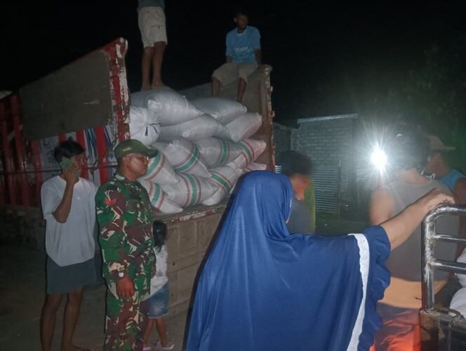 
					Babinsa kwangko Koramil 1614-06/Manggelewa transaksi gabah lebih kuramg 10 ton malam hari.