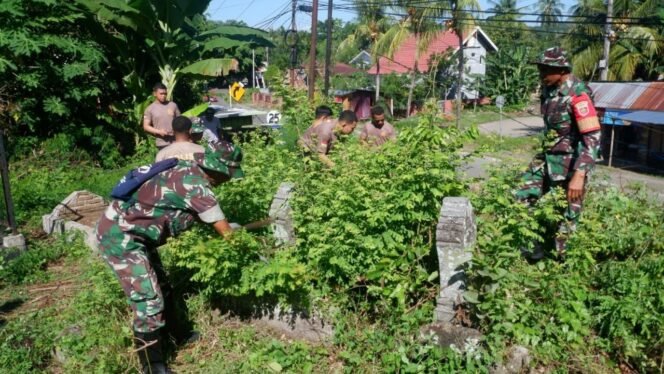
Personel Kodim 1424/Sinjai Gelar Karya Bakti Pembersihan Lingkungan di Pemakaman Umum Saputinggi