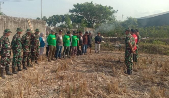 
					Koramil 1426-03/Galesong Bersama Warga Kerja Bakti Bersihkan Tumpukan Sampah Dan Selokan