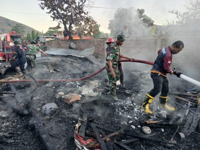 
					Koramil 1608-04/Woha Bantu Damkar dan Warga Pemadaman Kebakaran di Desa Samili