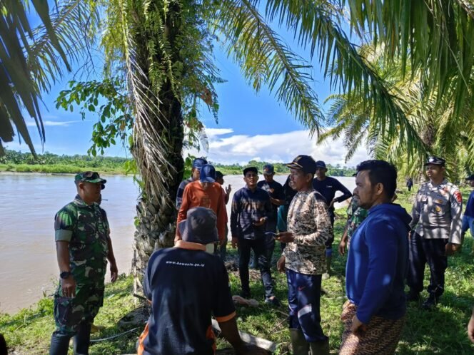 
					Danposramil Pasie Raya Bersama Muspika Melaksanakan Pengambilan Titik Koordinat Tapal Batas Desa