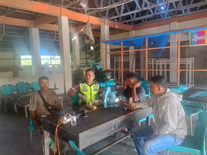 
					Babinsa Jalin Hubungan Baik Melalui Komsos dengan Warga