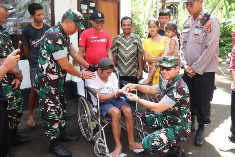 Dandim Klungkung Serahkan Kunci Bedah Rumah Wira Satya Peduli Rakyat Kepada Putu Wardana