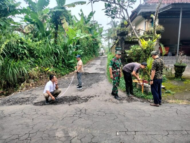 
					Babinsa Tembuku Dampingi Kegiatan Pengukuran Jalan Desa di Wilayah Binaan