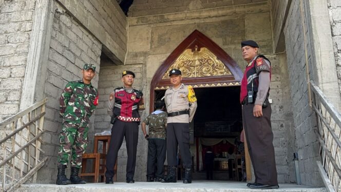 
					Babinsa Bebalang, Amankan Ibadah Mingguan Umat Kristen di Gereja Marga Rahayu