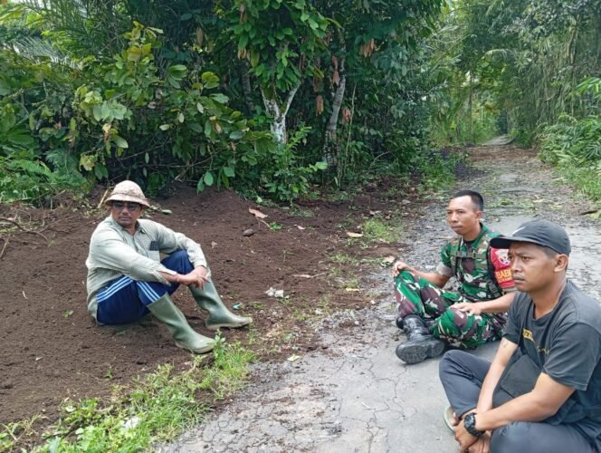 
					Melalui Kegiatan Komsos Babinsa Desa Yangapi Ciptakan Keakraban