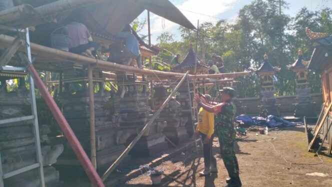 
					Babinsa Desa Landih Bersama Warga Gotong Royong Dukung Pembangunan Pura