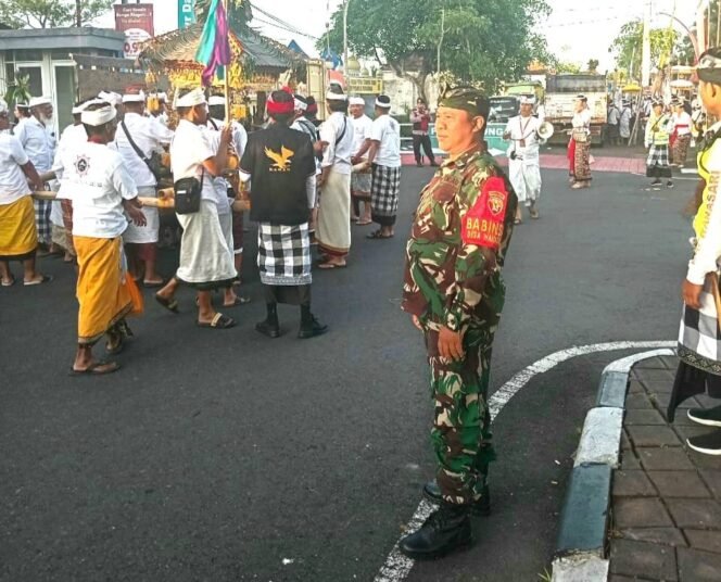 
					Ciptakan Rasa Aman dan Nyaman, Babinsa Desa Wanasari Kawal Upacara Adat Melasti Menuju Pantai Tanah Lot