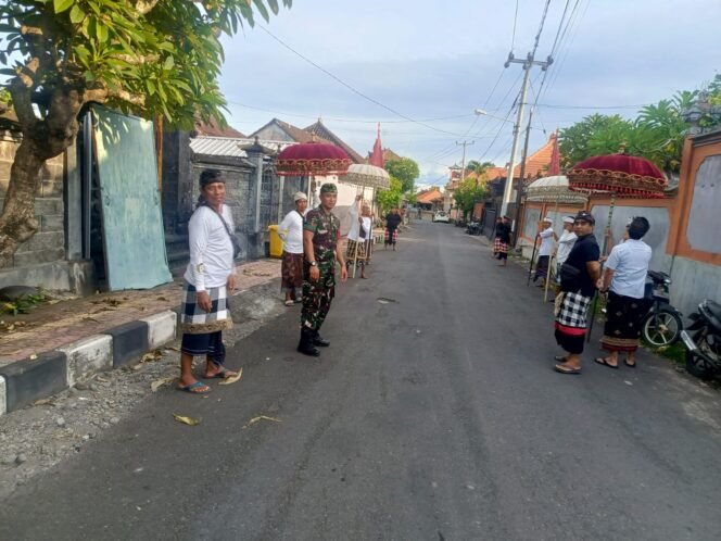
Ide Bhatara Mesolah Mendapat Pengawalan Babinsa Jumpai