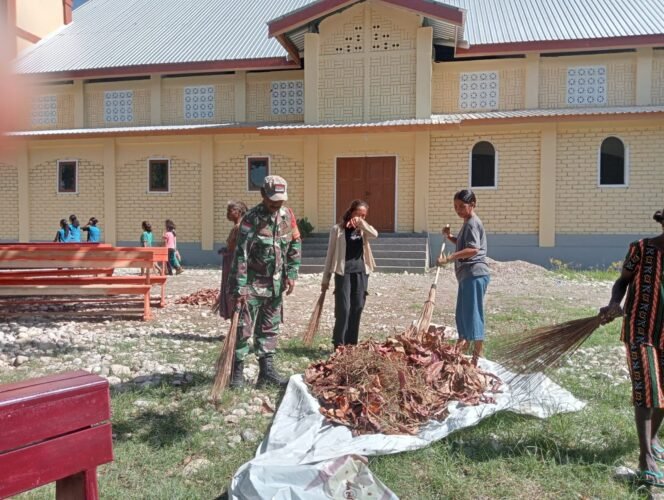 
					Jelang Paskah, Babinsa Bersama Warga Bersihkan Lingkungan Gereja