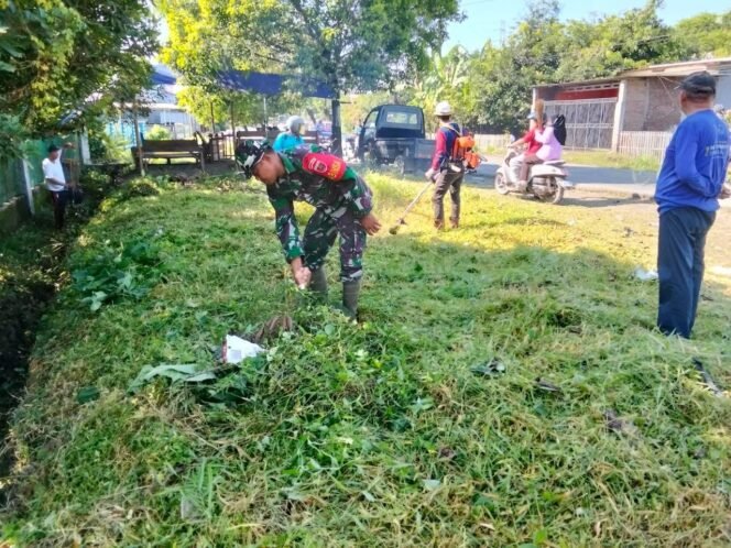
					Wujudkan Kab. Gowa Bersih, Babinsa 1409-03/Bontomarannu bersama Warga Bersihkan Lingkungan Di Desa Binaan