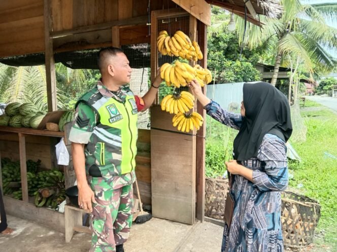 
					Pantau Harga dan Dukung Ekonomi Warga, Babinsa Koramil 06/Teunom Sambangi Pedagang Buah