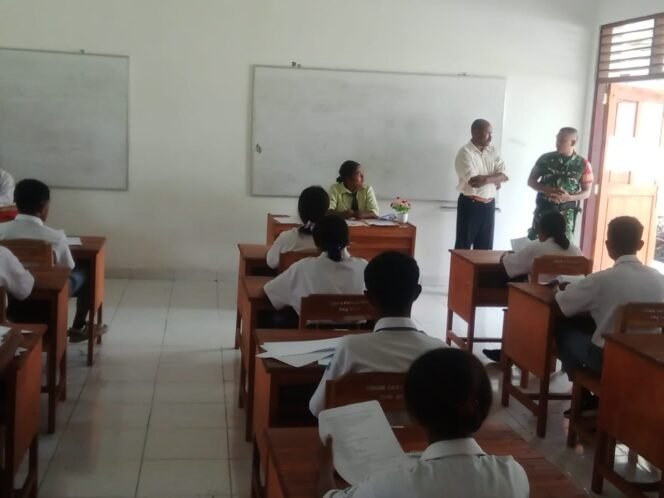 
					Sertu Wensius Rahmat Babinsa Kodim 1621 TTS Bantu Pengawasan Ujian Nasional Di SMUN 1 Fatukopa