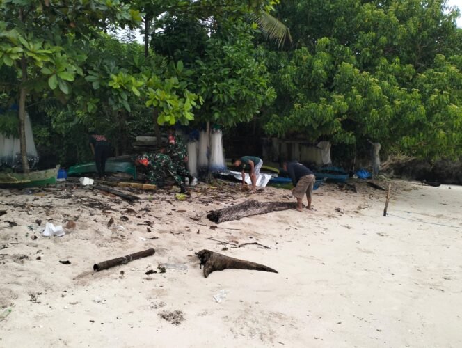 
					Kodim 1429/Butur Bersama Warga Gelar Aksi Bersih Pantai Membuku