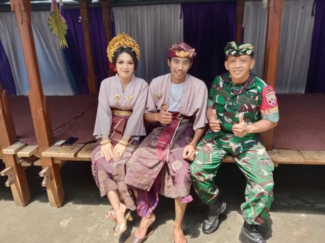 
Jalin Silaturahmi Babinsa Koramil 04/Kintamani Hadiri Undangan Pesta Pernikahan