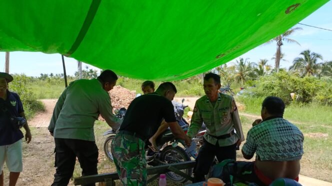 
					Anggota Polres Mempawah Silaturahmi dengan Anggota TMMD ke-124 di Lokasi TMMD Reguler ke-124