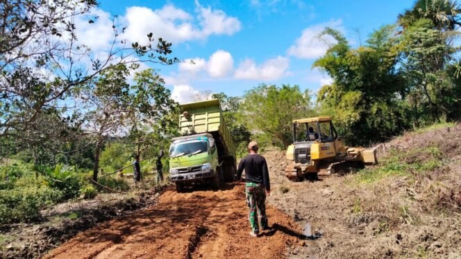 
					Hari ke-25 Satgas TMMD ke-124 Kodim 1431/Bombana Timbun, Ratakan, dan Padatkan Jalan Usaha Tani