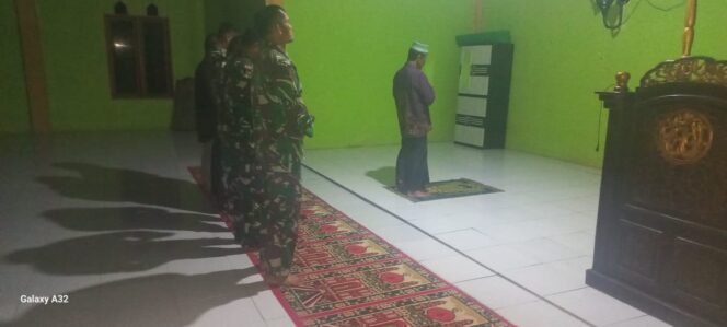 
Laksanakan Sholat Magrib Berjamaah, Langkah Personel Satgas TMMD Manunggal dengan Masyarakat