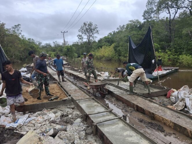 
					TNI dan Warga Desa Talio Kompak Gotong Royong Cor Jalan TMMD