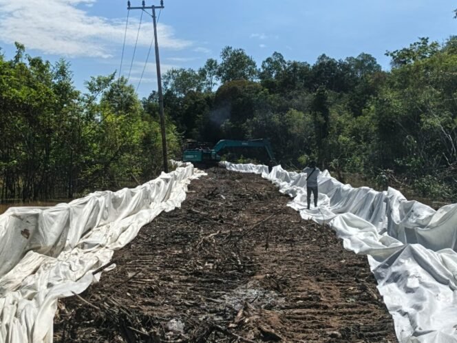 
					Satgas TMMD Kodim 1012/Buntok Andalkan Alat Berat untuk Kebut Penimbunan Jalan Desa Talio