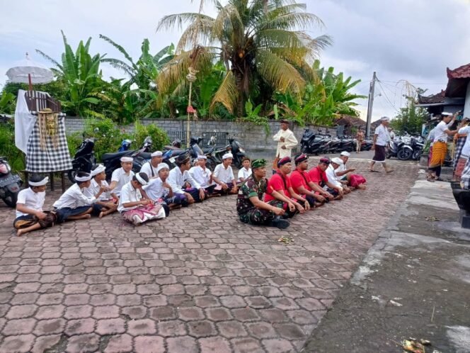 
Terjun Langsung, Babinsa Jumpai Bersama Bhabinkamtibmas Dan Pecalang Monitoring Ida Bhatara Mesolah Di Pura Dalem Katulampa
