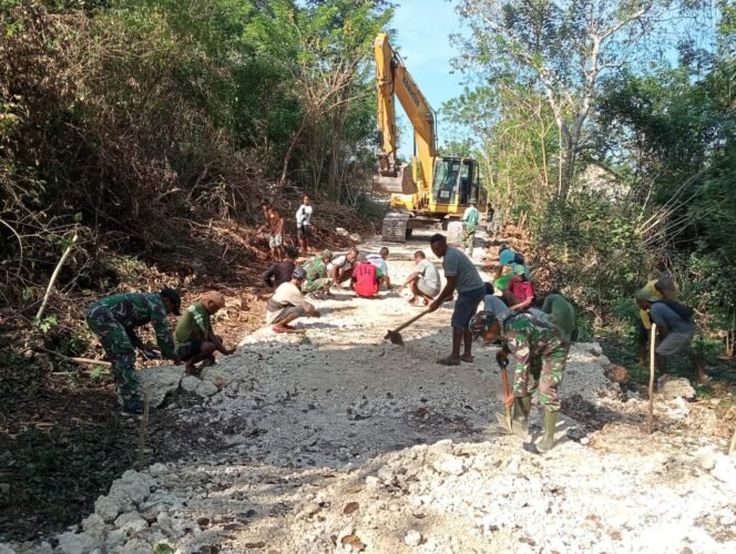 
					Terik Matahari Membakar Semangat Satgas TMMD dan Warga Semau Membangun Desa