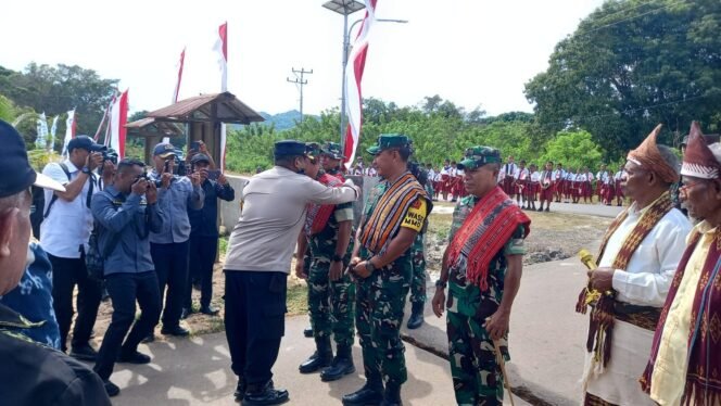 
Ekspresi Sukacita Warga Semau Lewat Siswa SD Inpres Huilellot Menyambut Tim Wasev TMMD Kodim Kupang