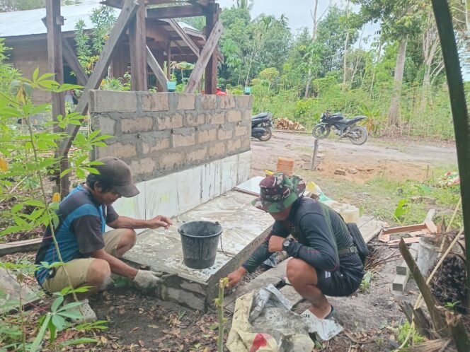 
Satgas TMMD Kodim 1012/Buntok Bangun Tembok Keran Sumur Bor di Wungkur Baru