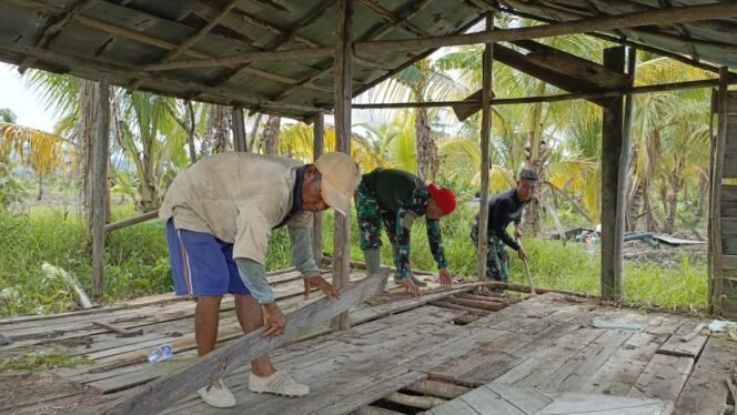 
Dansatgas TMMD ke-124 Bantu Warga Benahi Saung Sawah, Wujud Nyata Kedekatan TNI dan Rakyat