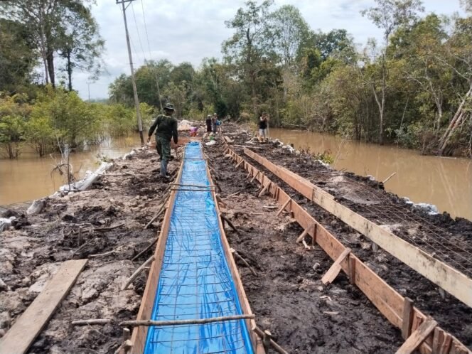 
					Pemasangan Begisting Jalan Desa Talio, Sinergi TNI dan Warga Desa