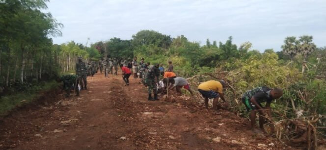
					Satgas TMMD dan Warga Bahu-Membahu Buka Jalan Baru Huilelot