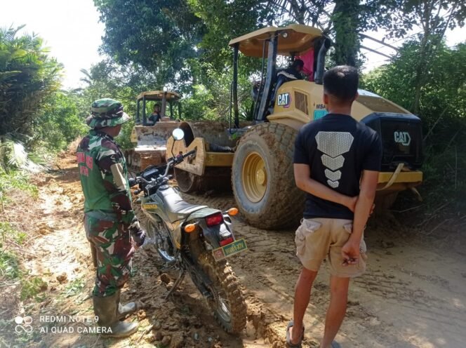 
					Gunakan Vibro, Satgas TMMD ke-124 Kodim 1431 Bombana Padatkan Jalan Usaha Tani