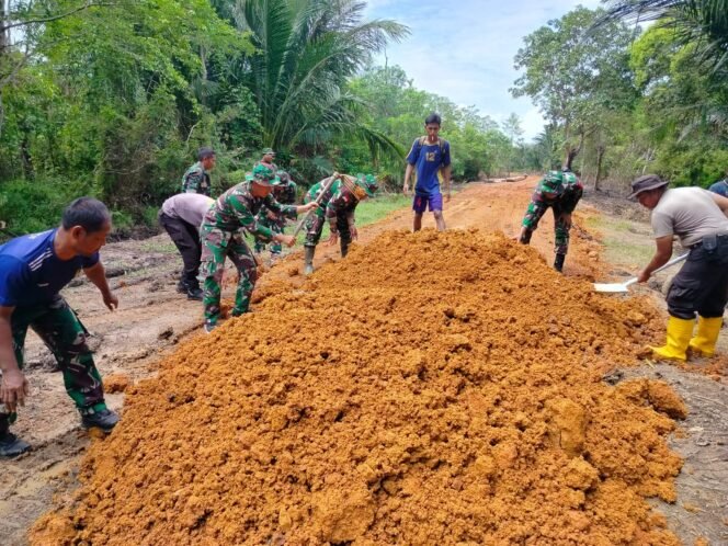 
Sinergitas TNI-Polri Terlihat dalam Pengurugan Jalan TMMD ke-124 Kodim 0315/Tanjungpinang