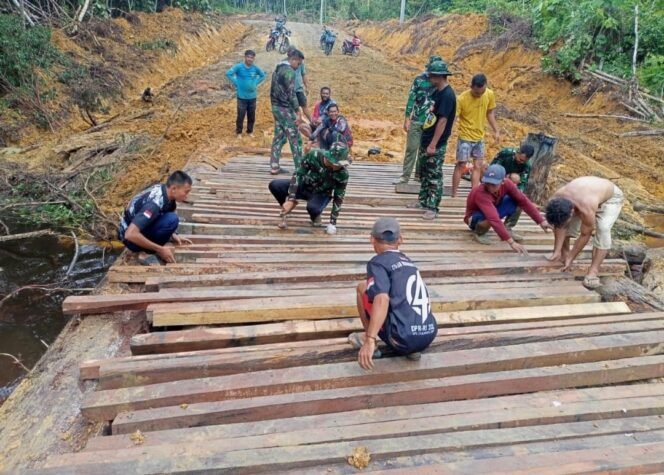 
					Gotong Royong TNI dan Warga, Jembatan Penghubung Dusun di Kapuas Hulu Dibangun Cepat