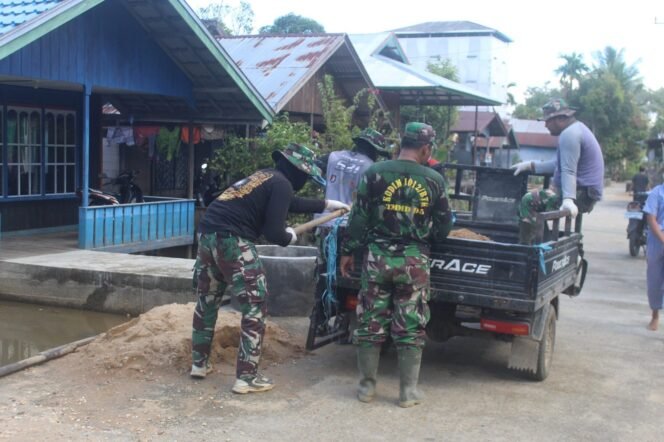 
					Semangat Kerjasama Saling Bantu Anggota satgasa TMMD Dalam Pembuatan Cincin Sumur Galian