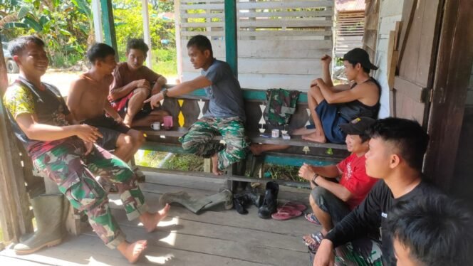 
					Potret Kebersamaan Satgas TMMD dan Warga Dusun Sungai Umbin, Hangat di Tengah Pengerjaan Fisik