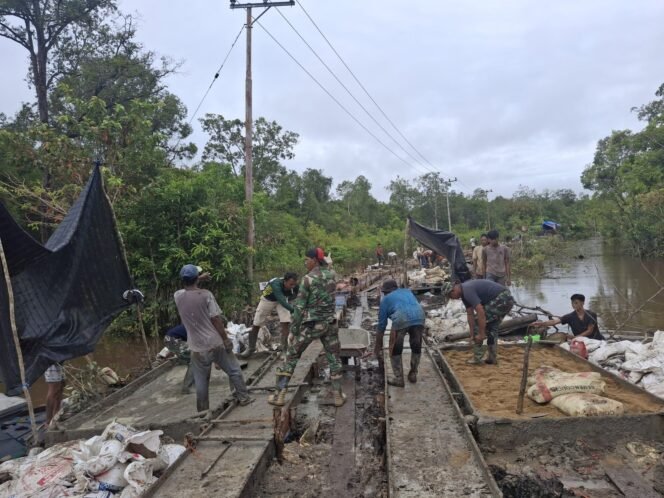 
					Satgas TMMD Bersama Warga Terus Kebut Pengerjaan Pengecoran Jalan