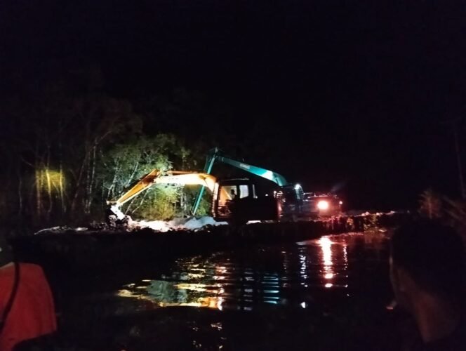 
Excavator Satgas TMMD Tak Kenal Lelah, Pembukaan Jalan Dikebut Sampai Malam