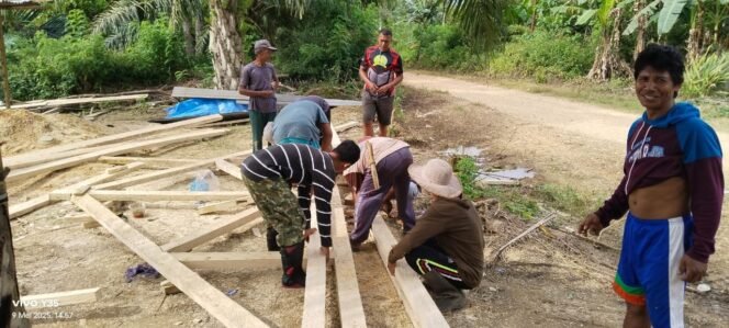 
Warga Antusias Bantu Satgas TMMD Bangun Rumah Layak Huni di Desa Wia-wia