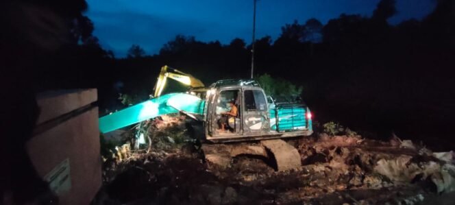 
					Sorot Lampu Excavator Temani Satgas TMMD Kodim 1012/Buntok Lanjutkan Pekerjaan Hingga Malam