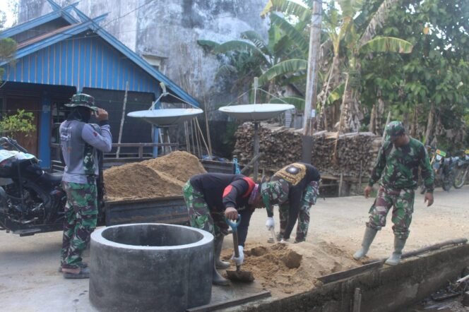 
Satgas Keluarkan Pasir dari Tosa untuk Pembuatan Gorong-Gorong di Desa Talio
