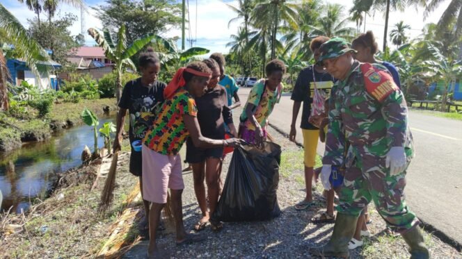 
					Satgas TMMD Kodim 1710/Mimika dan Warga Gelar Aksi Bersih Lingkungan