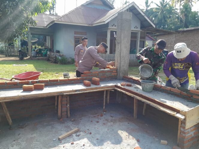 
					TMMD Ke-124 Kodim 0408/BS Pasang Batu Bata di Poskamling