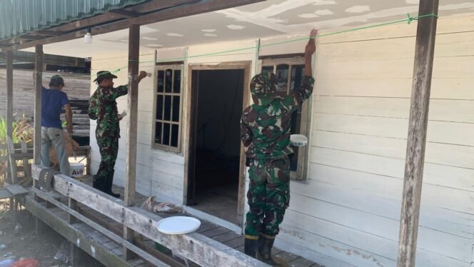 
Satgas TMMD Lanjutkan Pengecatan Rehab Mushola Darul Mu’minin di Desa Talio