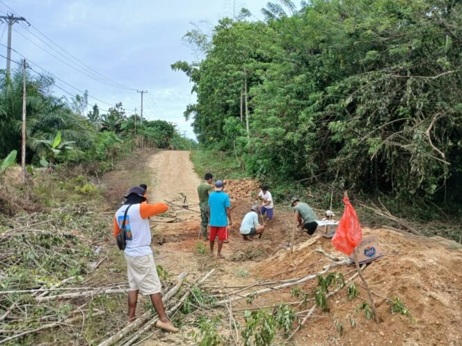 
					Satgas TMMD dan Warga Desa Lamuru Kompak Galang Kegiatan Penggalian Dekker Antisipasi Banjir